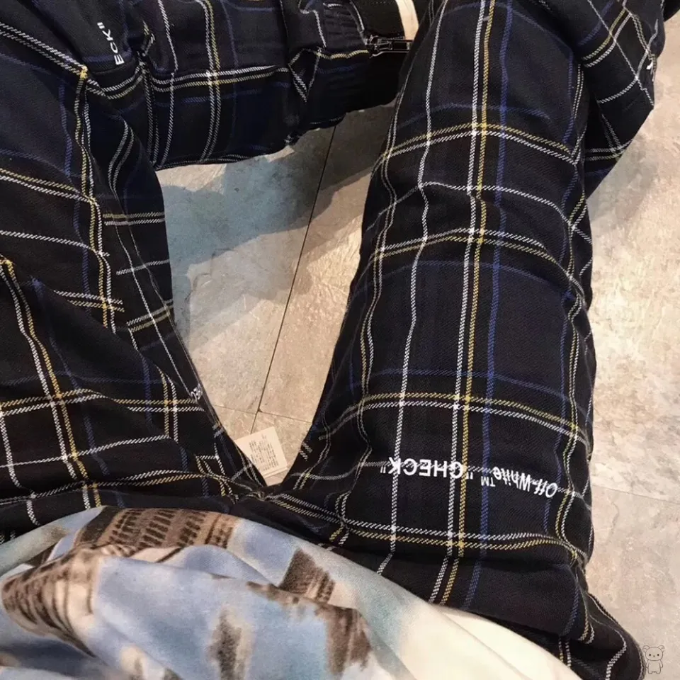 ♻️💯Refer to the model picture for the upper body❤️ The top tested version OFF-WHITE OW blue plaid trousers for men and women, the same style pure cotton loose sweatpants for male and female couples. 380g heavy-woven woven pure cotton fabric, printed on cloth, the logo of the finished product appears randomly, each piece is different, the warp and weft lines are obvious, and the LOGO is clear. Size xs-L Color: Black Size chart (The waistline is elastic and can be enlarged) P:360